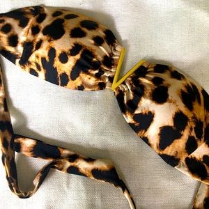 Me-wow! Super cute VS leopard print swim top.